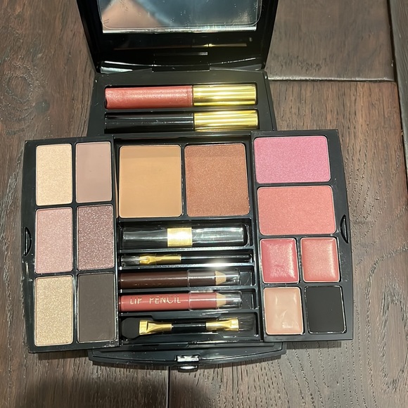 The Essentials Pure Cosmetics Palette NWOT - Picture 4 of 5